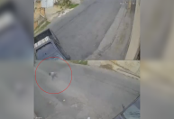 Vídeo: criança pula de caminhonete desgovernada e sai andando após batida