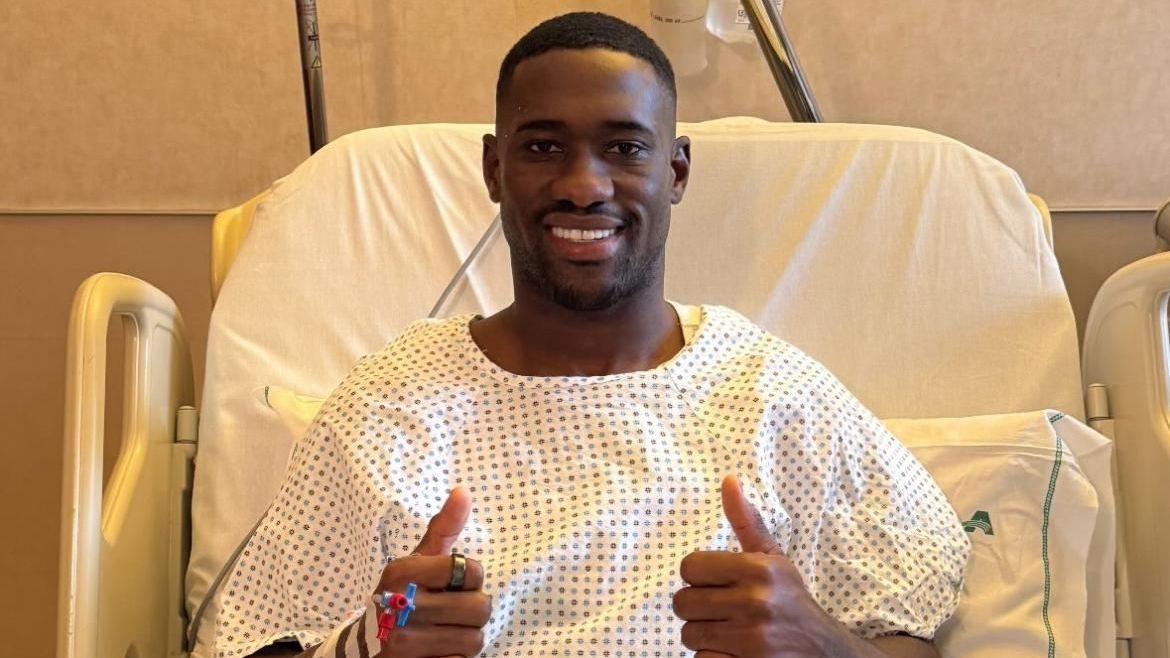 Bastos, do Botafogo, após cirurgia no joelho esquerdo