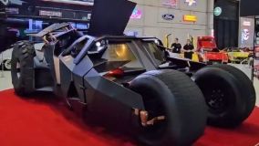 Réplica do Batmóvel comprada por Neymar por cerca de 1,5 milhão de dólares (aproximadamente R$ 8,3 milhões). O modelo, inspirado nos filmes do herói da DC Comics, foi criado pelo designer brasileiro Adhemar Cabral e levou três anos para ser finalizado