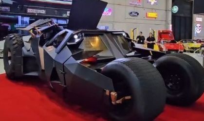 Réplica do Batmóvel comprada por Neymar por cerca de 1,5 milhão de dólares (aproximadamente R$ 8,3 milhões). O modelo, inspirado nos filmes do herói da DC Comics, foi criado pelo designer brasileiro Adhemar Cabral e levou três anos para ser finalizado