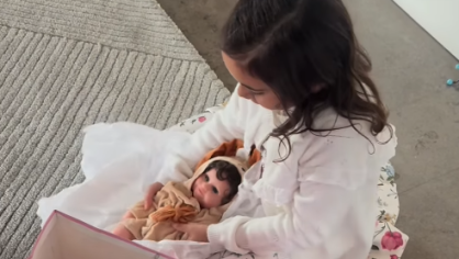 Manuella Tralli, fiha de Ticiane Pinheiro e César Tralli, ganha bebê reborn de presente de aniversário