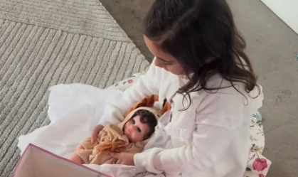 Filha de Ticiane e Tralli ganha bebê reborn no aniversário de 6 anos