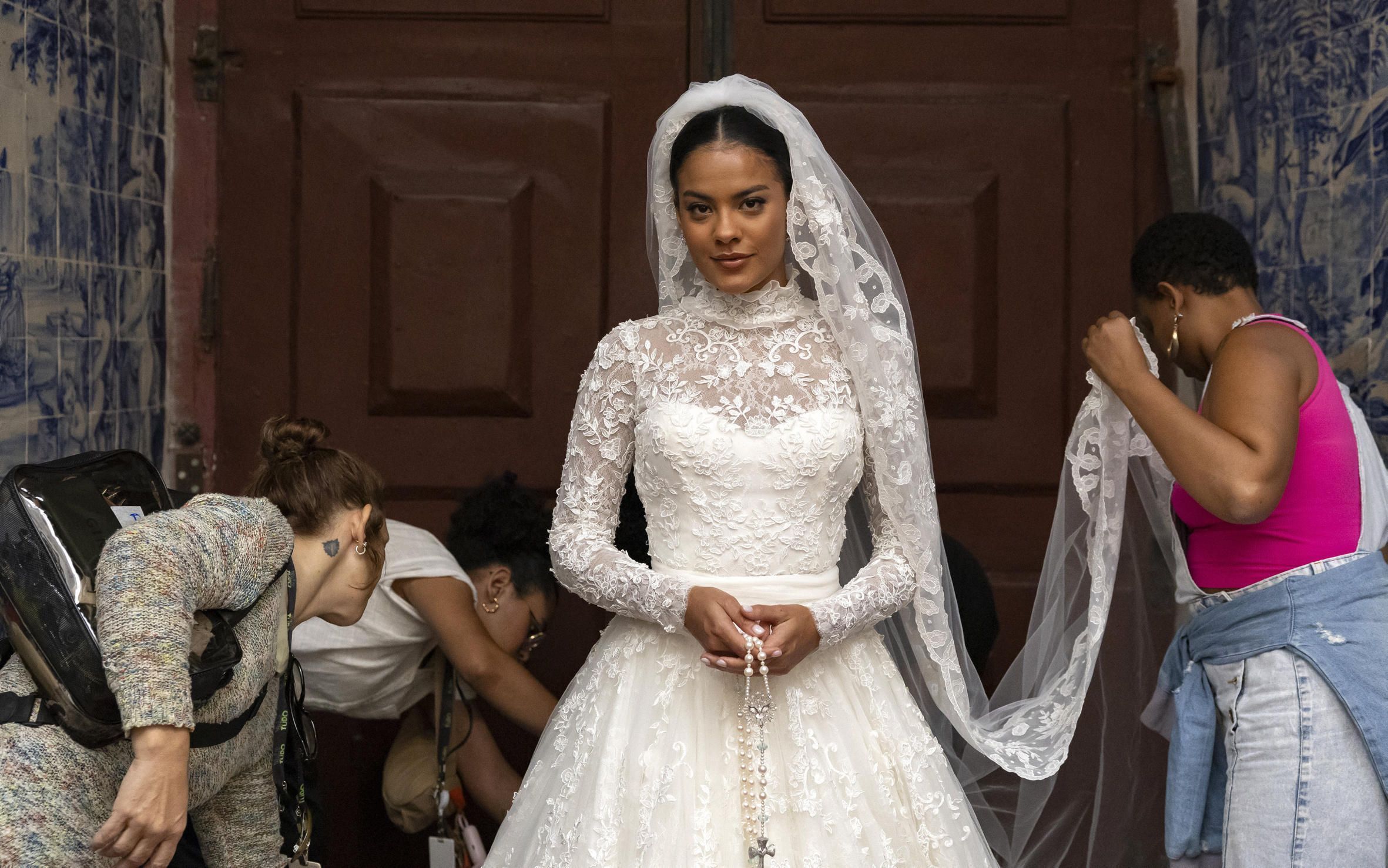 Bella Campos nos bastidores da gravação do casamento de Fátima e Afonso • Divulgação/Globo