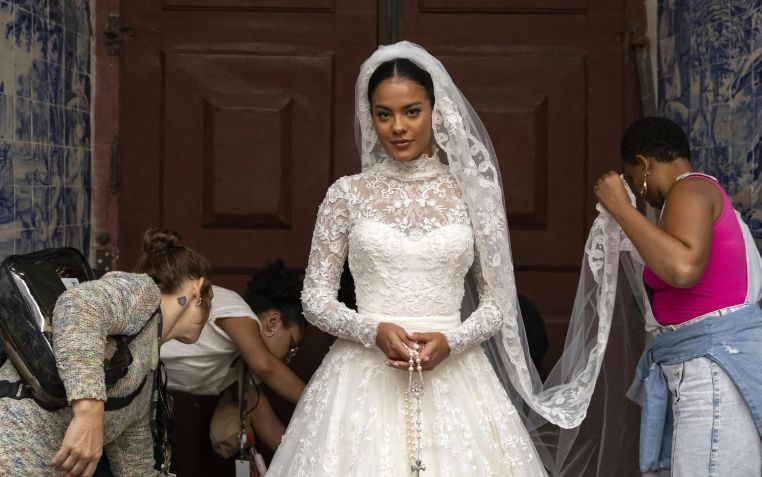 Bella Campos nos bastidores da gravação do casamento de Fátima e Afonso • Divulgação/Globo