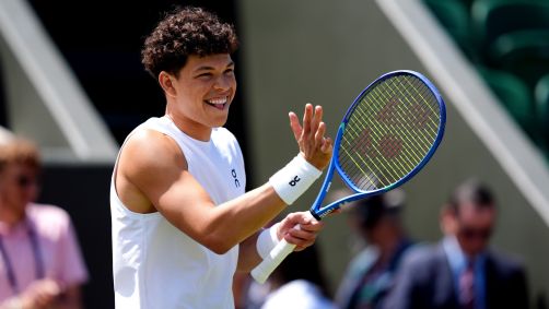 Ben Shelton comemora vitória em Wimbledon