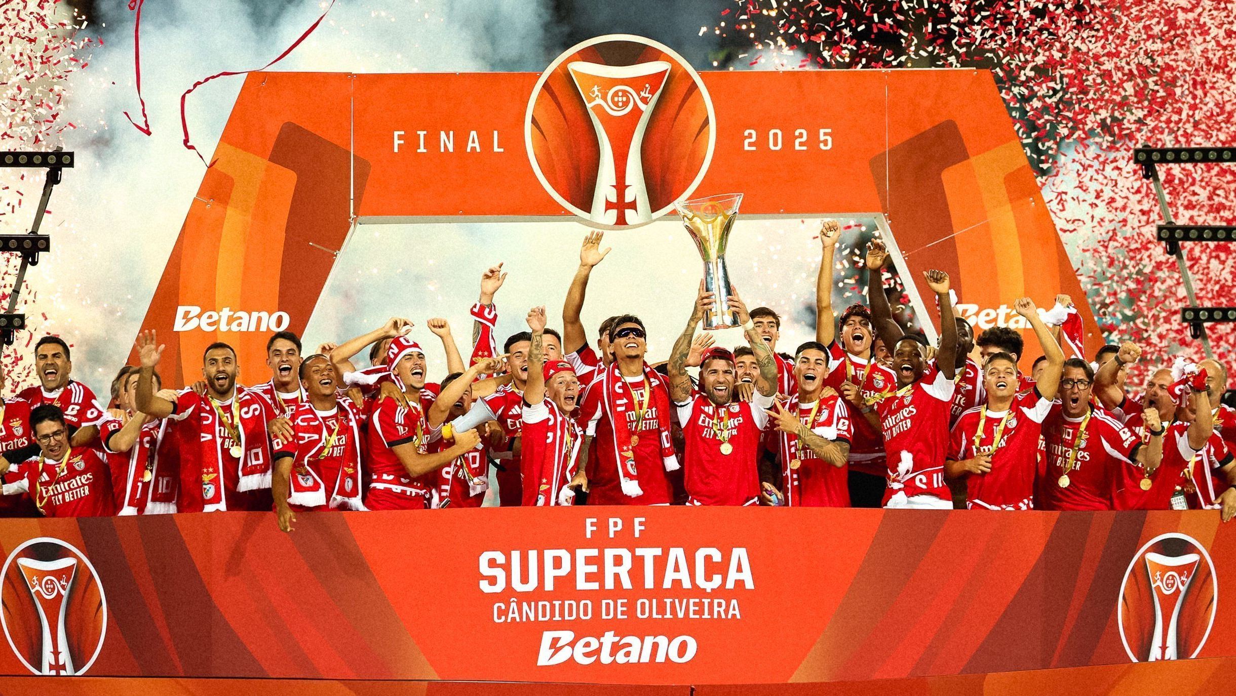Jogadores do Benfica com o troféu da Supertaça de Portugal