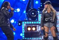 Beyoncé e Jay-Z cantam juntos de novo em turnê e fãs vibram com selinho