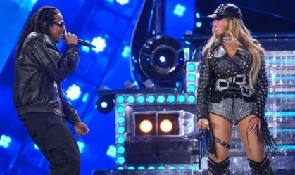 Beyoncé e Jay-Z cantam juntos de novo em turnê e fãs vibram com selinho