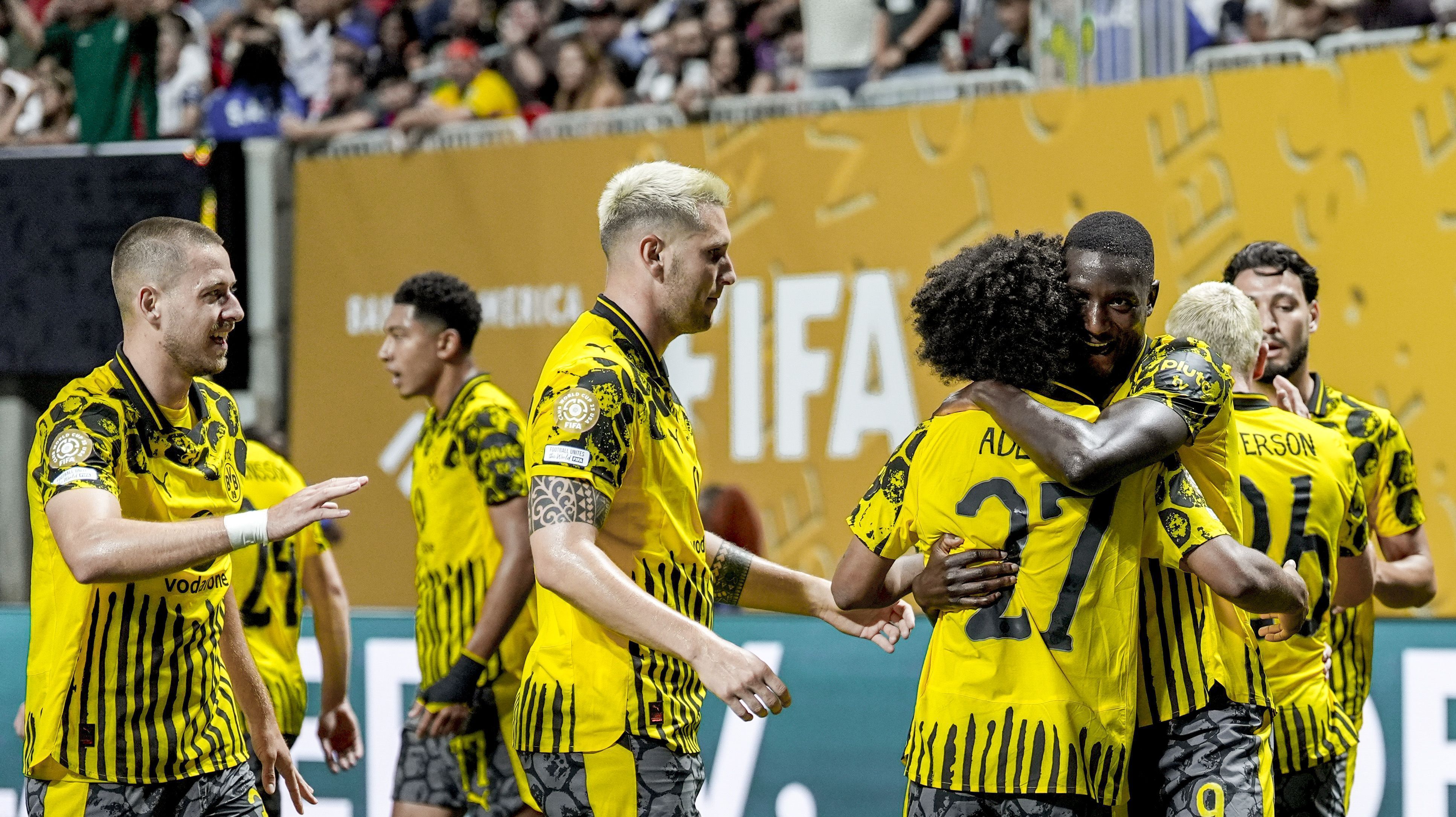 Jogadores do Borussia Dortmund comemoram gol contra o Monterrey