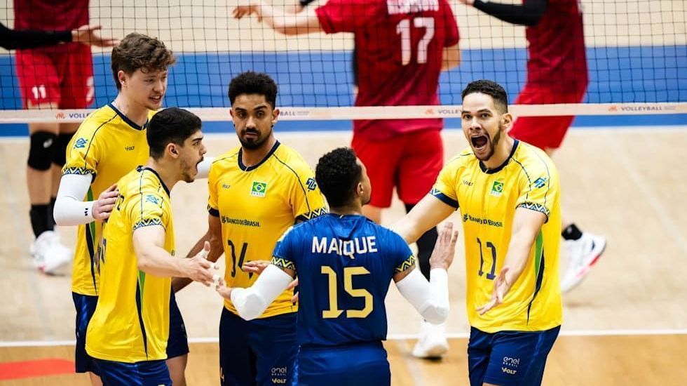 Seleção Brasileira Masculina de Vôlei comemora ponto contra o Japão