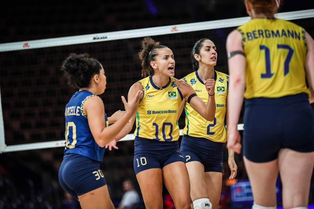 Comemoração das jogadoras do Brasil na Liga das Nações Feminina de Vôlei