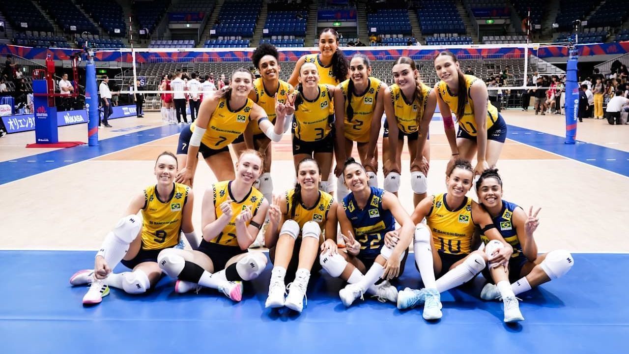 Seleção Brasileira Feminina de Vôlei comemora vitória contra a França