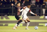 Brasileirão: Wesley decide, Flamengo vence Bragantino e encosta no líder