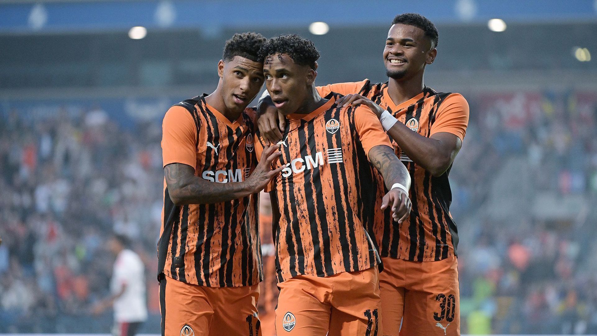 Os brasileiros Vinícius Tobias, Kevin e Alisson (da esquerda para a direita) comemorando um dos gols do Shakhtar Donetsk na Liga Europa