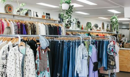 Veja o que você precisa saber antes de comprar roupas em brechós