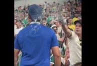 Vídeo: torcedor do Chelsea provoca torcida do Palmeiras e leva "cervejada"
