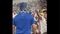 Vídeo: torcedor do Chelsea provoca torcida do Palmeiras e leva "cervejada"