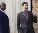 Andy Samberg, de "Brooklyn 99", diz sentir "muita falta" de Andre Braugher