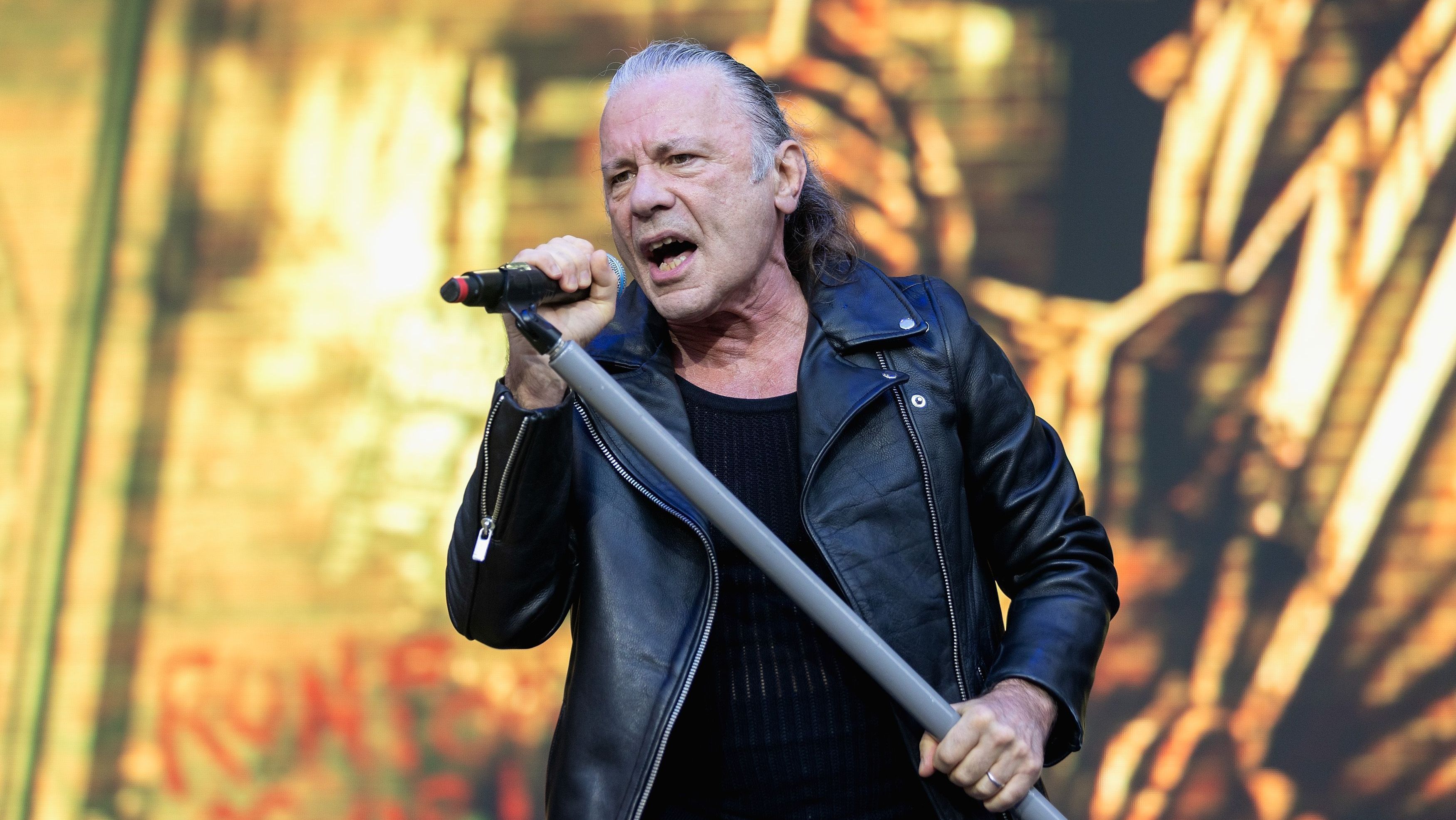 Bruce Dickinson, do Iron Maiden, canta no London Stadium