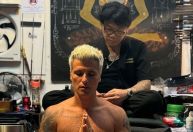 Bruno Gagliasso mostra tatuagem tradicional feita na Tailândia; veja