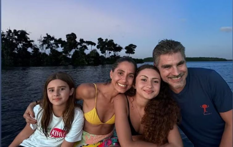 Camila Pitanga faz rara aparição com filha e namorado • Instagram / Camila Pitanga
