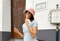 Camila Queiroz posa aos beijos com Klebber e exibe barriga de grávida