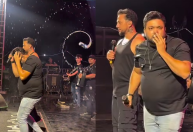 Cantor atingido por lata em show se pronuncia: "Foi cruel"