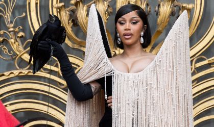Cardi B usa look estruturado e leva corvo a Semana de Alta-Costura