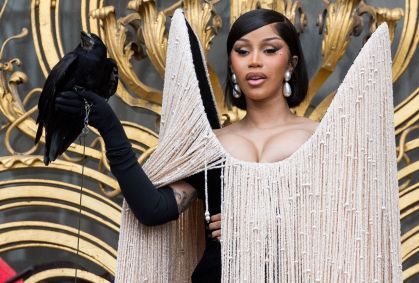 Cardi B usa look estruturado e leva corvo a Semana de Alta-Costura