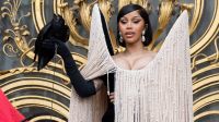 Cardi B usa look estruturado e leva corvo a Semana de Alta-Costura