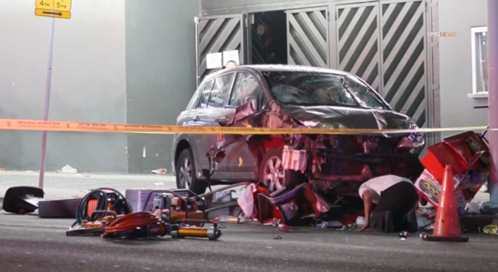 Veículo atinge multidão em Los Angeles durante a madrugada de sábado (19).