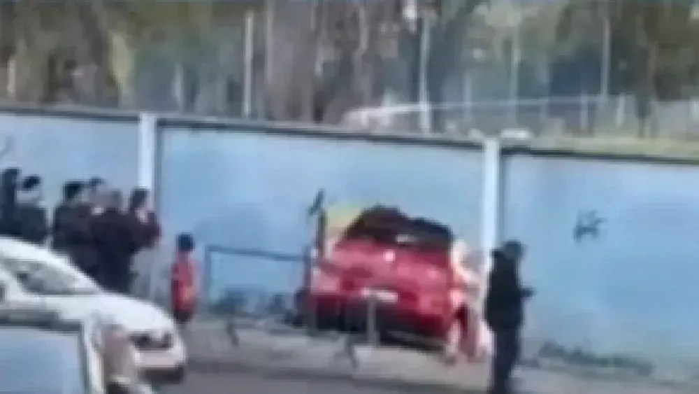 Carro desgovernado quebrou muro da Toca da Raposa I