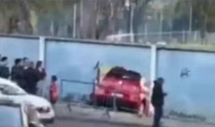 Carro desgovernado perde freio, destrói muro e invade CT do Cruzeiro