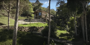 Gilda Midani e Maria Bethânia vivem em cabana em Petrópolis (RJ)