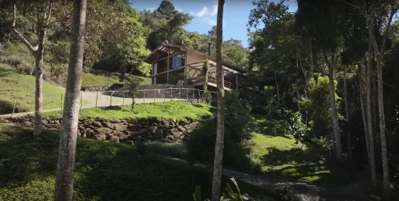Gilda Midani e Maria Bethânia vivem em cabana em Petrópolis (RJ)