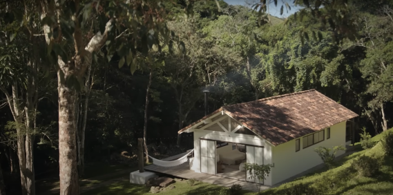 Gilda Midani e Maria Bethânia vivem em cabana em Petrópolis (RJ)
