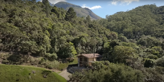 Gilda Midani e Maria Bethânia vivem em cabana em Petrópolis (RJ)