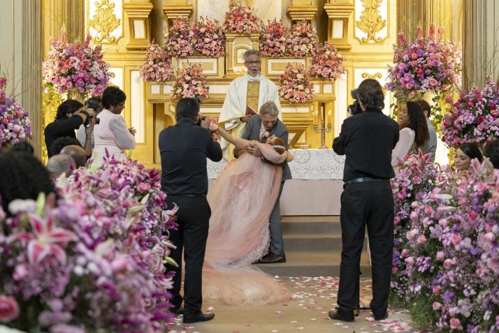 Aldeíde (Karine Teles) e Laudelino (Herson Capri) se casam • Globo/ Manoella Mello