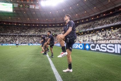 O aquecimento dos jogadores do Ceará antes do jogo contra o Fortaleza
