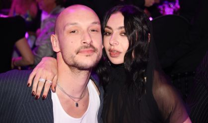 Charli XCX e George Daniel, da banda The 1975, se casam em Londres