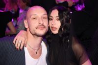 Charli XCX e George Daniel, da banda The 1975, se casam em Londres