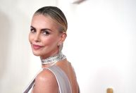 Charlize Theron revela relação com homem de 26 anos: "Realmente incrível"