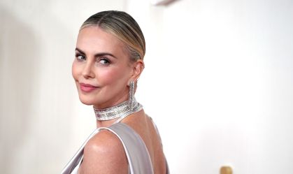 Charlize Theron revela relação com homem de 26 anos: "Realmente incrível"