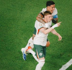 Cole Palmer e Enzo Fernández celebram gol contra o Palmeiras no Mundial