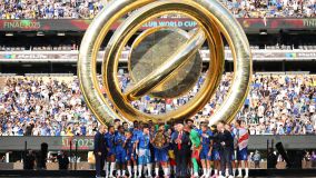 Jogadores do Chelsea levantam o troféu do Mundial de Clubes