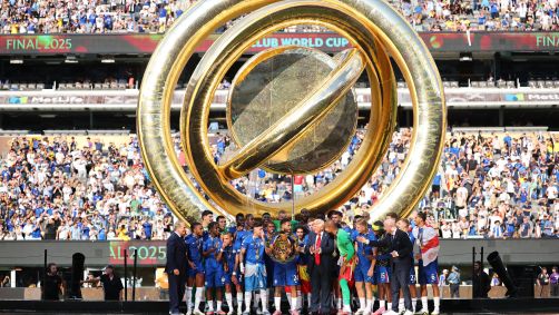 Jogadores do Chelsea levantam o troféu do Mundial de Clubes