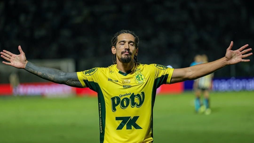 Chico da Costa comemorando gol pelo Mirassol sobre o Santos no Brasileiro