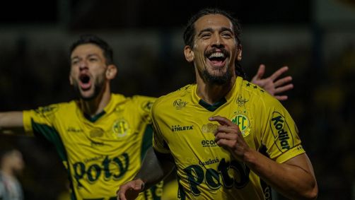 Chico da Costa celebra seu gol na vitória do Mirassol sobre o Santos