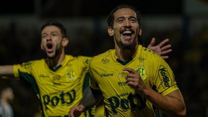 Chico da Costa celebra seu gol na vitória do Mirassol sobre o Santos