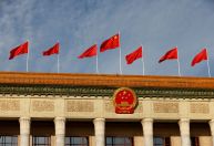 China proíbe saída de dois passageiros com destino aos EUA; entenda